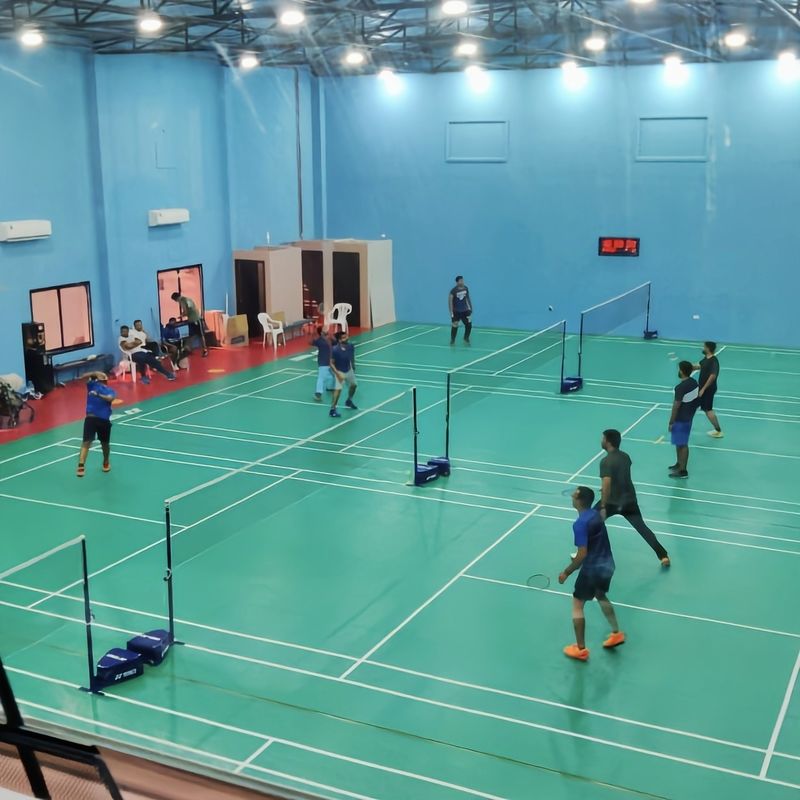 Instalación de pegamento para relieves de PVC 6 mm para pisos de alfombras de bádminton en interiores