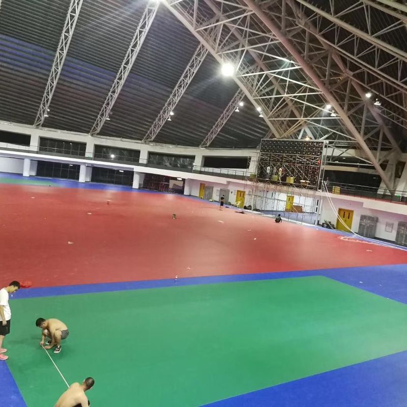Instalación de pegamento para relieves de PVC 6 mm para pisos de alfombras de bádminton en interiores