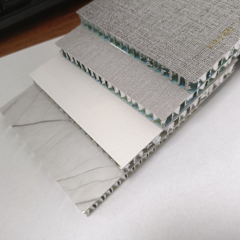 Tejas de aluminio decorativas 2x2 Tejas de madera para hoteles