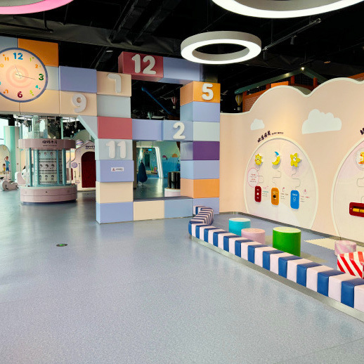 Pavimento de goma antideslizante y absorbente de sonido Relle para áreas de exposición de museos